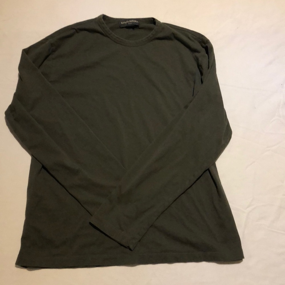 Banana Republic fitted crew XL great condition.  Very soft t-shirt fabric.
